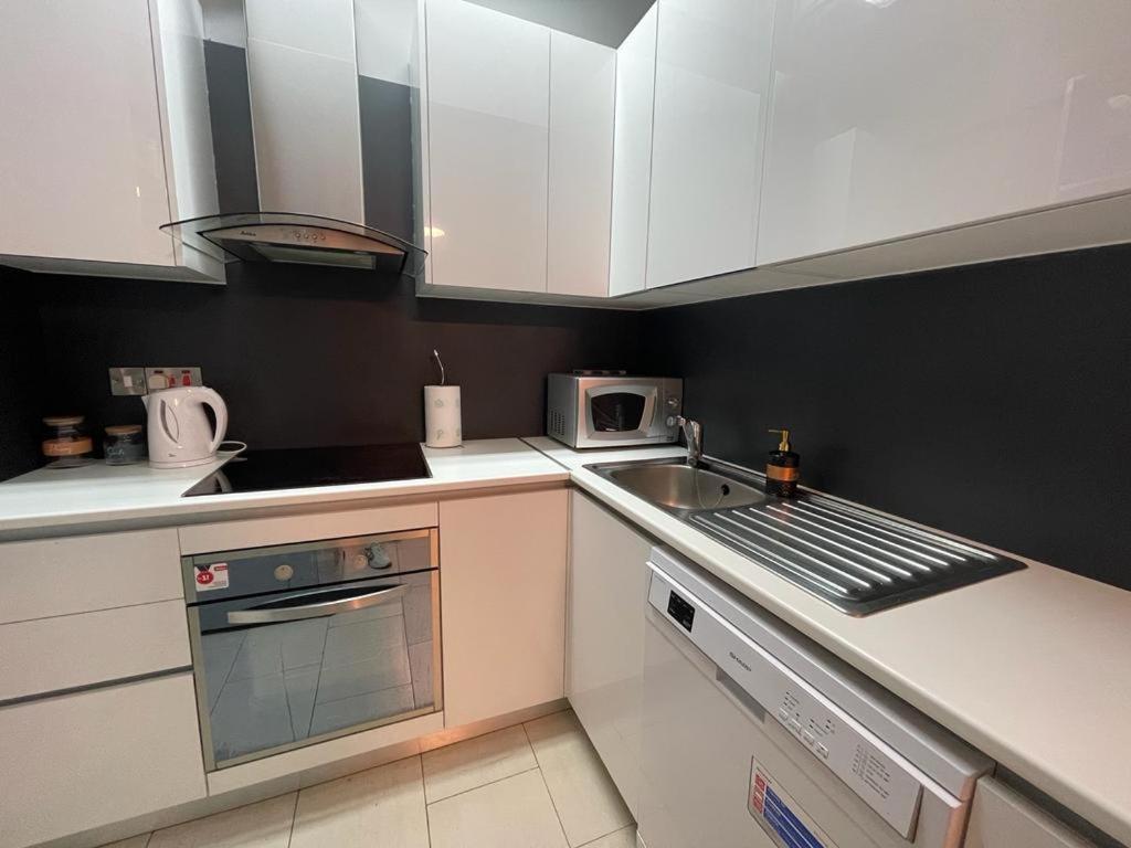 Amazing 2-Bedroom Apartment With Pool!! ลิมาซอล ภายนอก รูปภาพ